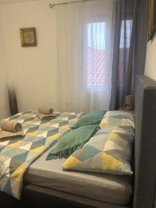 Posteľ alebo postele v izbe v ubytovaní MINT APARTMENTS 2 + 1 fotografia