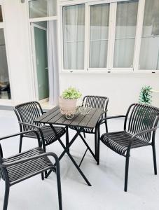 una mesa de patio con 2 sillas y una maceta en City Vibes Athens, en Atenas