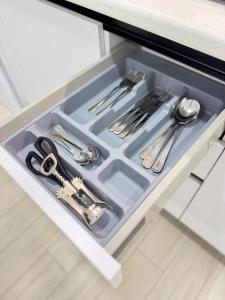 un cajón en una cocina con utensilios en City Vibes Athens, en Atenas