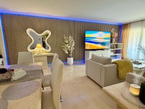 Posedenie v ubytovaní Casares Beach Golf Apartment With Private Garden Direct Pool Access