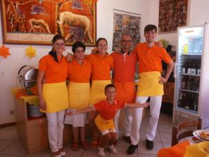 カットーリカにあるHotel Consulの橙黄の装束を着た人々