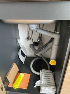 a pipe under a sink in a room at G Kennedy, 3 Personen Deluxe Markranstädt in Markranstädt