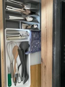 a drawer filled with knives and utensils at G Kennedy, 3 Personen Deluxe Markranstädt in Markranstädt