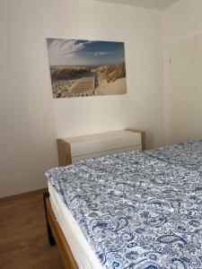 a bedroom with a bed and a picture on the wall at G Kennedy, 3 Personen Deluxe Markranstädt in Markranstädt