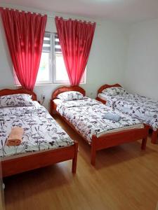 Postel nebo postele na pokoji v ubytování Home-Vasva and Hazim