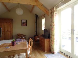 une salle à manger avec une table et une fenêtre dans l'établissement Birch Bothy, peaceful rural retreat, à Hexham