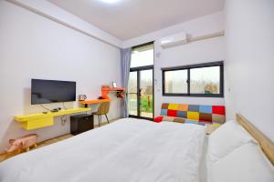 A bed or beds in a room at 忘憂海HappinesSea