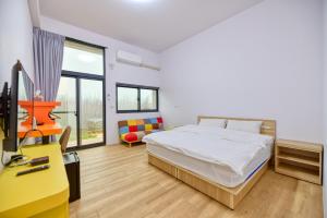 A bed or beds in a room at 忘憂海HappinesSea