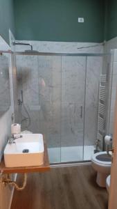 a bathroom with a shower and a sink and a toilet at Casa Carmen vicino parcheggio in Macerata