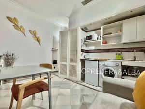 salon ze stołem i kuchnią w obiekcie Habitaciones Casa Sevillana Centro w Sewilli