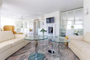 Un lugar para sentarse en Luxury Villa with Indoor Pool, Jacuzzi, Sauna & Breathtaking City View