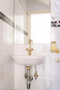 Un baño de Luxury Villa with Indoor Pool, Jacuzzi, Sauna & Breathtaking City View