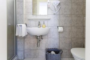 Un baño de Luxury Villa with Indoor Pool, Jacuzzi, Sauna & Breathtaking City View