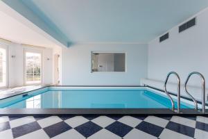 La alberca dentro o cerca de Luxury Villa with Indoor Pool, Jacuzzi, Sauna & Breathtaking City View