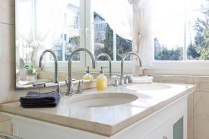 Galería fotográfica de Luxury Villa with Indoor Pool, Jacuzzi, Sauna & Breathtaking City View en Klosterneuburg