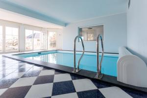 La alberca dentro o cerca de Luxury Villa with Indoor Pool, Jacuzzi, Sauna & Breathtaking City View
