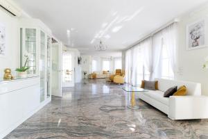 Un lugar para sentarse en Luxury Villa with Indoor Pool, Jacuzzi, Sauna & Breathtaking City View