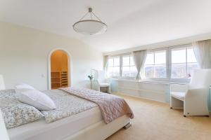 Una cama o camas en una habitación de Luxury Villa with Indoor Pool, Jacuzzi, Sauna & Breathtaking City View