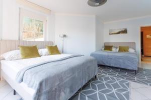 Una cama o camas en una habitación de Luxury Villa with Indoor Pool, Jacuzzi, Sauna & Breathtaking City View