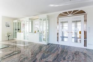 Galería fotográfica de Luxury Villa with Indoor Pool, Jacuzzi, Sauna & Breathtaking City View en Klosterneuburg