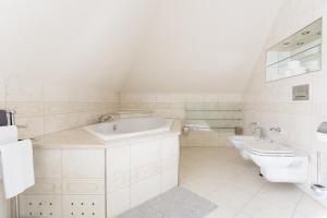 Un baño de Luxury Villa with Indoor Pool, Jacuzzi, Sauna & Breathtaking City View