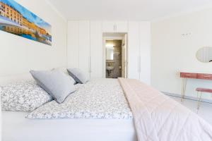 Una cama o camas en una habitación de Luxury Villa with Indoor Pool, Jacuzzi, Sauna & Breathtaking City View