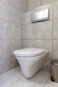 Un baño de Luxury Villa with Indoor Pool, Jacuzzi, Sauna & Breathtaking City View
