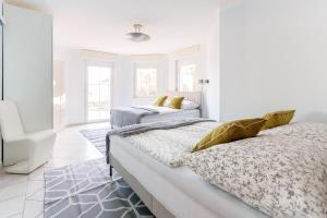 Una cama o camas en una habitación de Luxury Villa with Indoor Pool, Jacuzzi, Sauna & Breathtaking City View