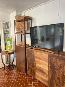 a tv on top of a wooden dresser at Casa taller in Tigre +6 photos