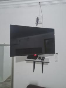 Una televisión o centro de entretenimiento en Divine villa