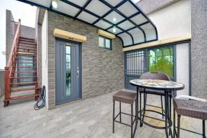 A balcony or terrace at 忘憂海HappinesSea