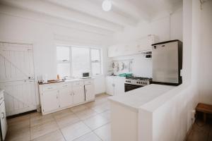 Η κουζίνα ή μικρή κουζίνα στο Oysterbay Beach House