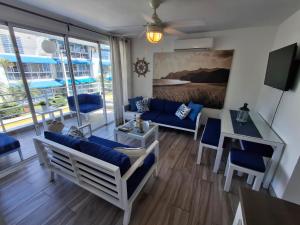 TV a/nebo společenská místnost v ubytování Playa Juan Dolio, RD-Acceso Privado A La Playa Justo Al Frente En 1ra Línea, Áreas Sociales, BBQ, Piscina, Gazebos-Parqueo-Wifi-Netflix-Al Lado De Minimarket, Restaurantes, Bares, Tiendas, Clubes de Playa, Campos De Golf, Bancos Comerciales y más