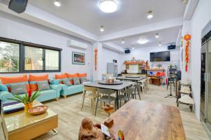 A seating area at 忘憂海HappinesSea