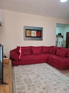 都拉斯Hana's Apartment的客厅里一张红色的沙发