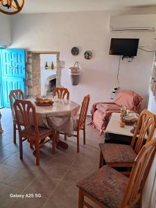 TV a/nebo společenská místnost v ubytování Ilias Cottage