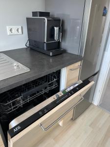 a microwave oven sitting on top of a kitchen counter at Apartment Am Jakobsweg in Erfurt