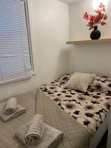 Katil atau katil-katil dalam bilik di Apartment ØM3