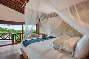 Un pat sau paturi într-o cameră la Breezy Point Villas