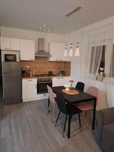 Η κουζίνα ή μικρή κουζίνα στο Apartman Roko