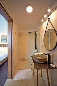 Ένα μπάνιο στο 5 mins from beach, Hilltop villa with pool