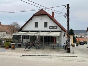 Το κτήριο όπου στεγάζεται  το διαμέρισμα