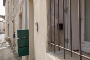 un edificio con una puerta al lado de una calle en Le Ginger Tricastin, en Lapalud 1 foto más