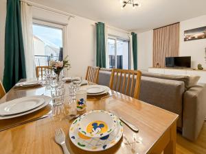 einen Esstisch mit einem Teller Essen drauf in der Unterkunft Suite Rosa Disneyland Paris - Rentaway BnB in Coupvray