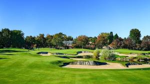 Blick auf einen Golfplatz mit Teich in der Unterkunft Suite Rosa Disneyland Paris - Rentaway BnB in Coupvray