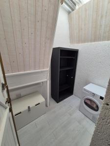 a laundry room with a washing machine and a washer at Bel appartement proche de Paris in Puteaux