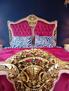 Postel nebo postele na pokoji v ubytování IRIS baroque apartment