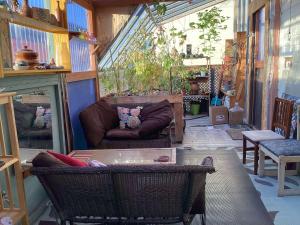 a living room with a couch and a chair at Auberge Internationale Le Tangon in Sept-Îles