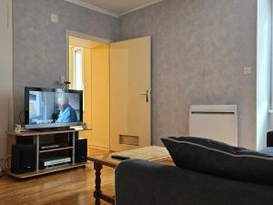Televízia a/alebo spoločenská miestnosť v ubytovaní Appartement T2 calme - WiFi