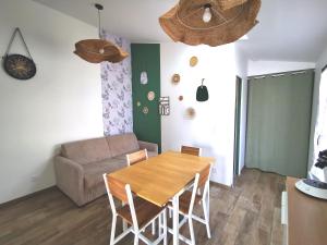a living room with a table and a couch at L'Aarona du Lidon in Saint-Hilaire-la-Palud